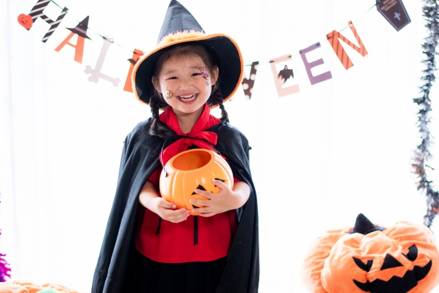 ハロウィンパーティーを楽しむ女の子のイメージ画像