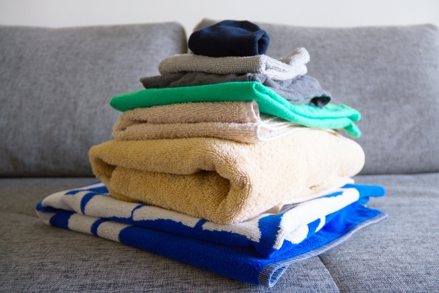 ソファーの上に畳まれている洗濯物が置かれているイメージ画像
