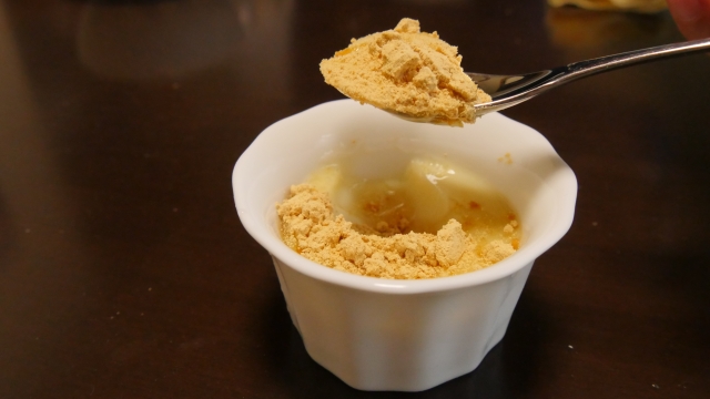 きな粉をかけた手作りプリンのイメージ画像