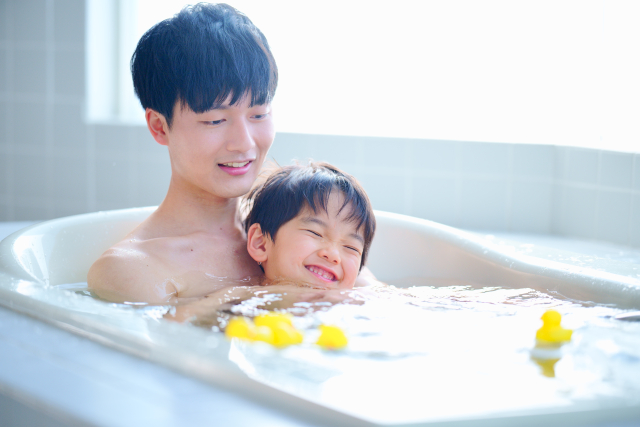 親子で入浴しているイメージ画像